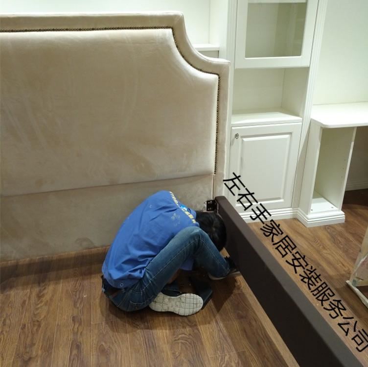 安裝師傅正在安裝床 安裝師傅正在安裝床