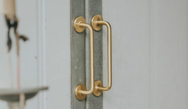 安裝衣柜門把手的正確方法，衣柜門把手安裝過程