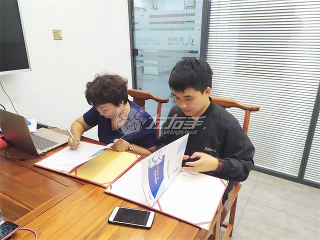 他是一個(gè)90后設(shè)計(jì)師，也是左右手第51家城市服務(wù)商